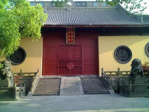 原名永明禅院;南宋时改称净慈寺,康熙三十八年(1699)改名为"净慈禅寺"