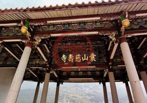 世界华僧会副会长释寂法师所书"囊山慈寿寺"山门题额