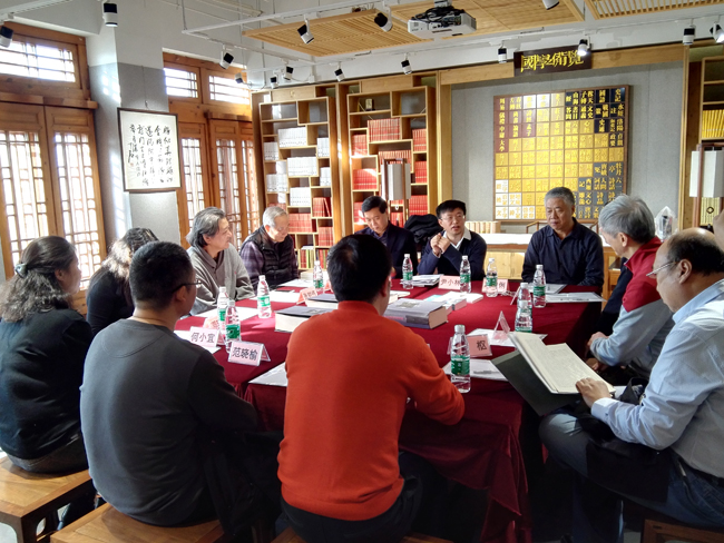 楼藏家谱 何光岳长女何小宜女士向国学网创始人尹小林先生移交家谱 众