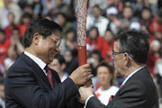奥运圣火在雅典庄严交接