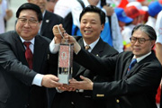 北京奥运圣火抵达国内首站香港