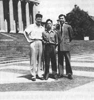 1948年与同学在哥伦比亚大学中文图书馆前（左为何兹全））