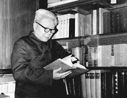 何兹全先生在书房