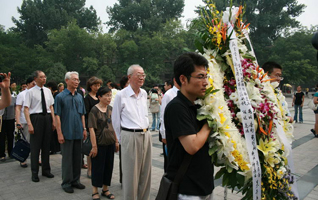 季羡林先生的学生们前来祭拜恩师