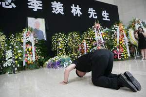 钱文忠九叩首祭拜恩师