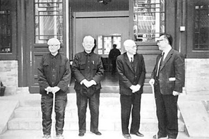 2000年，季羡林（左二）与任继愈（右一）、饶宗颐（右二）、周一良（左一）在北京