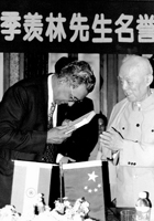 1999年，印度文学院授予季羡林先生“名誉院士”。翻译《罗摩衍那》是他为中印文化交流而做出的不朽贡献之一。