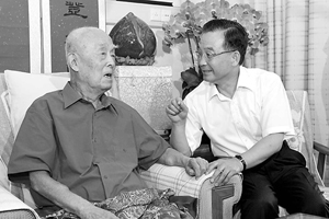 2006年8月6日上午，国务院总理温家宝来到解放军总医院看望九十五岁华诞的季羡林。