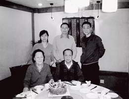 李学勤生日与家人在一起（2007年）