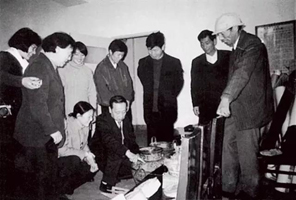 李学勤（左五）在陕西考察出土文物（1997年）