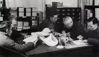 李学勤（右一）参与整理云梦睡虎地秦简（1976年）