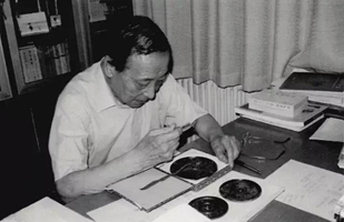 李学勤在荷清苑寓所研究古铜镜（2006年）