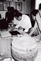 李学勤（中）在旅顺博物馆考察甲骨文（2002年）