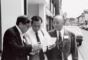 李学勤（中）与唐弢、马大任在英国剑桥大学（1982年）