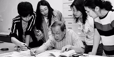 李学勤带领学生伏案研究清华简