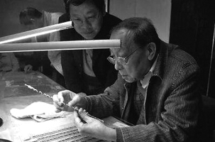 2008年4月13日，李学勤（右一）在岳麓书院研读秦简。