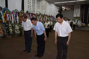中共中央政治局委员国务院副总理王岐山（中）、文化部副部长周和平（左）向任先生致哀