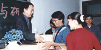 西南师范大学文学院院长刘明华教授给学生赠送《国学备览》光盘